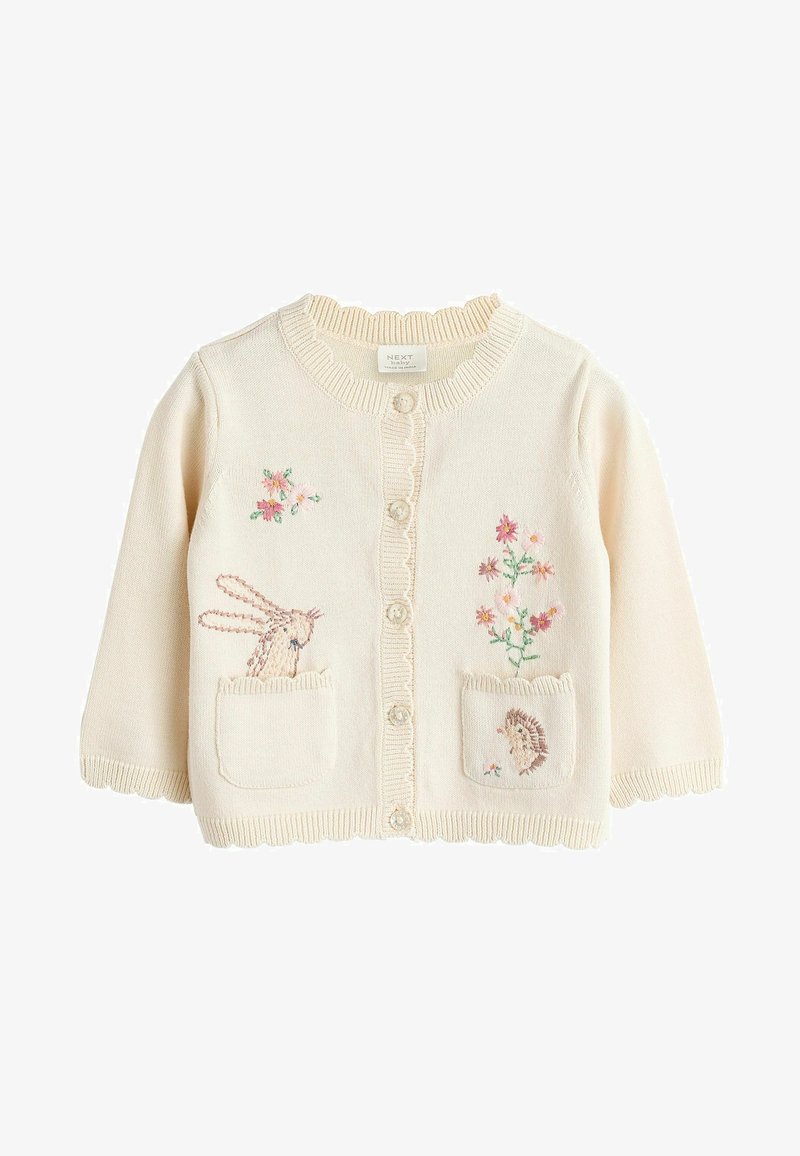 Cremfarbener Cardigan mit gewelltem Kragen und Knopfverschluss. Verfügt über gestickte Hasen- und Igelmotive auf den Taschen sowie florale Akzente überall.