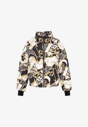Jachetă puffer neagră, albă și aurie, cu modele baroce și de lanț intricate, fermoar frontal, guler înalt și manșete negre cu nervuri.