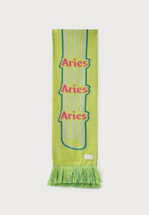 Limegrøn strikket halstørklæde med blå og hvide lodrette striber, gentagende "Aries" tekst i rødt og frynsede ender.