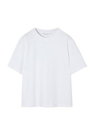 Jednoduché bílé tričko s krátkým rukávem a kulatým výstřihem, střední velikost, zobrazené na bílém pozadí.
