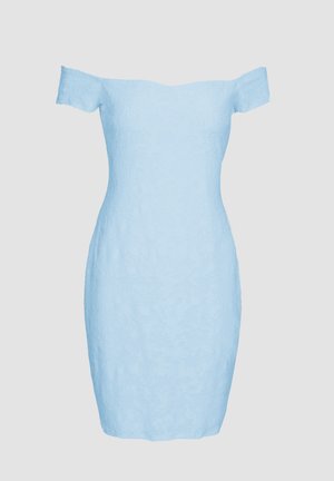 Lyseblå off-shoulder kjole med blomstret blonderstruktur. Fitted silhuett, korte ermer, knelengde og glatt stofffinish.