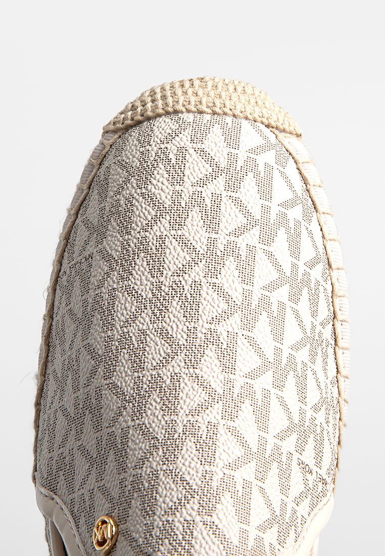 Espadrilla beige con tessuto testurizzato caratterizzato da un motivo geometrico, un bordo in juta intrecciata e un sottile accento di logo sul lato.