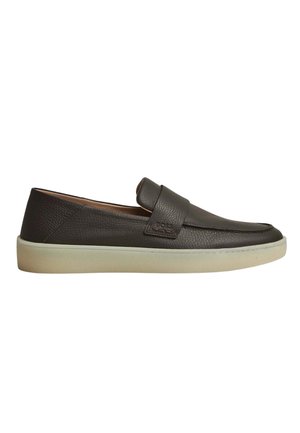 Mocassino slip-on in pelle marrone scuro con finitura testurizzata e suola in gomma bianca, caratterizzato da un dettaglio a fascia sulla parte superiore.
