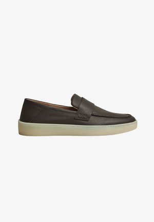 Mocassino slip-on in pelle marrone scuro con finitura testurizzata e suola in gomma bianca, caratterizzato da un dettaglio a fascia sulla parte superiore.