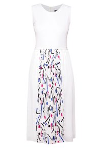 Bílé bezrukávové šaty s plisovanou sukní, které mají barevný vzor černých, růžových a modrých abstraktních tvarů na dolní polovině.