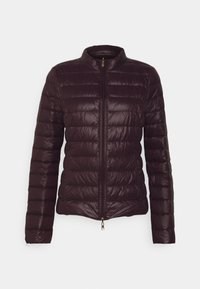Giacca imbottita color bordeaux con chiusura frontale con zip, collo alto e design trapuntato. Presenta tessuto liscio e lucido e un'imbottitura leggera.
