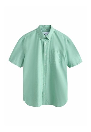 Camisa de manga corta color verde menta con botones, bolsillo frontal y cuello abotonado, mostrada sobre un fondo blanco.