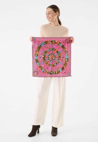 Seidenschal in lebhaftem Pink mit einem kreisförmigen Muster aus Blumen, Herzen und blauen Akzenten; umrandet von einem dunklen Rand.