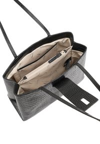 Sac fourre-tout en cuir noir gaufré crocodile avec deux poignées, intérieur ouvert avec un revêtement beige, poche zippée et compartiments de rangement.