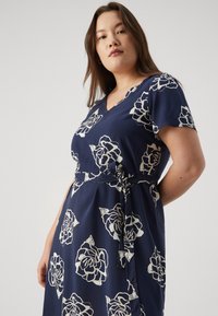 Vero Moda Curve VMCEASY DRESS - Robe de jour - darkblue