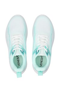 Jasnoniebieskie buty sportowe z siateczkową cholewką, białymi sznurówkami i teksturowanymi akcentami. Posiadają logo na języku oraz uchwyt z tyłu.