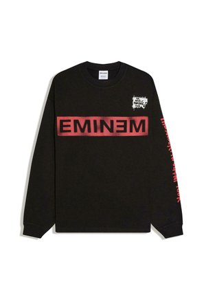 Fekete hosszú ujjú póló, melyen a mellkason vastag piros blokkbetűkkel az "EMINEM" felirat látható, valamint a bal felső oldalon egy kis fehér turné logó.