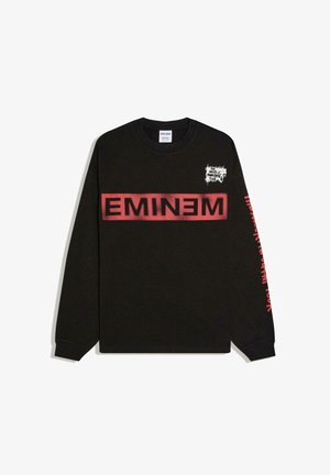 Musta pitkähihaispaita, jossa rinnassa rohkeat punaiset EMINEM-kirjaimet ja pienen valkoinen kiertueen logo vasemmassa yläkulmassa.