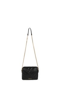 Borsa a tracolla nera trapuntata con cuciture diagonali, tracolla in catena dorata e chiusura con zip. Presenta il nome del marchio impresso sul davanti.