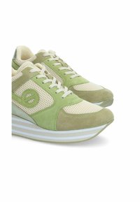 Grüne und beige Sneaker mit einem strukturierten Mesh-Obermaterial, Wildlederakzenten, rundem Logodetail und einer weißen gestreiften Sohle.