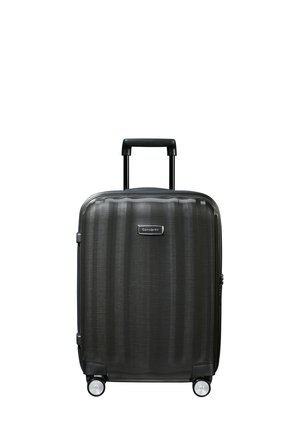 Hartschalen-Handgepäckkoffer in Dunkelgrau mit strukturierter Oberfläche, zwei Rädern, einem teleskopischen Griff und einem kleinen Markenlogo auf der Vorderseite.