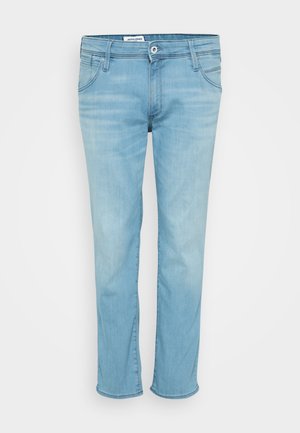 Svijetloplave traperice ravnog kroja, s pet džepova i suptilnim izblijedjelim detaljima. Zatvaranje na patentni zatvarač s gumbom na struku.