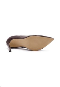 Bruine lakleren hoge hak met een spitse neus, een gladde oppervlakte en een beige zool. Heeft een slanke hak voor extra elegantie.
