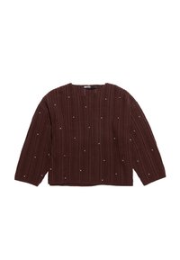 Brązowy sweter z przędzy o teksturowanym wzorze prążkowym oraz rozrzuconych drobnych akcentach przypominających perły. Posiada okrągły dekolt i rękawy o długości do łokcia.