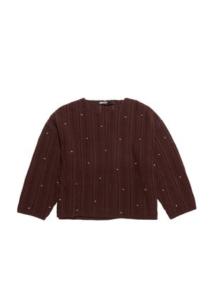 Brauner Strickpullover mit strukturiertem Rippendesign und verstreuten kleinen perlenartigen Akzenten. Verfügt über einen runden Halsausschnitt und Ärmel in 3/4-Länge.