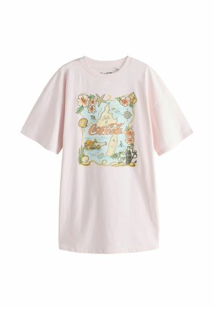 Svetloružové tričko s vintage mapovým dizajnom zobrazujúcim morské tvory, kvety, fľašu Coca-Coly a logo Coca-Cola v strede.