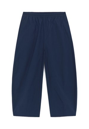 Laivastonsiniset leveälahkeiset housut, joissa on joustava vyötärönauha ja sivutaskut, valmistettu kevyestä kankaasta.