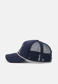 Marineblå caps med buet skygge, mesh bakside og brodert design på fronten. Har justerbar stropp for tilpasning.