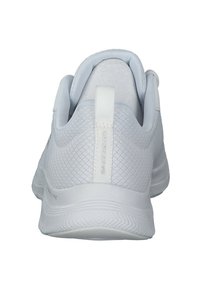Baskets de sport blanches avec une tige en mesh texturé, un talon rembourré et une tirette à l'arrière. Semelle légère avec un motif de semelle pour une meilleure adhérence.