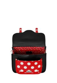 Bolso de mano sintético negro con detalles rojos, que presenta un interior de lunares y un bolsillo frontal. Textura suave con un diseño de solapa redondeada.