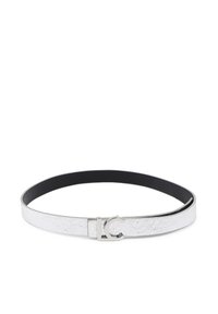 Cinturón de cuero texturizado blanco con hebilla de logo en tono plateado y forro interior negro, que presenta un diseño elegante y minimalista.