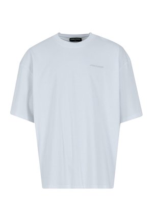 Valge ülepaisutatud lühikeste varrukatega t-särk, millel on vasakul rinnal väike, peen "PEGADOR" logo ja ümar kaelus.