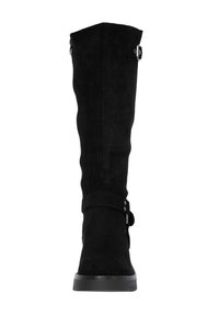 Bota de ante negra hasta la rodilla con una textura suave, correa en el tobillo y acentos en hardware plateado. Presenta una punta redondeada y suela plana.