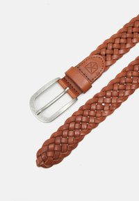 Ceinture en cuir tressé marron avec une boucle rectangulaire en argent et une boucle en cuir complémentaire présentant un design géométrique embossé.