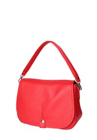 Borsa a spalla rossa in pelle con finitura testurizzata, chiusura a patta e un'unica tracolla regolabile. Presenta sottili dettagli in metallo.