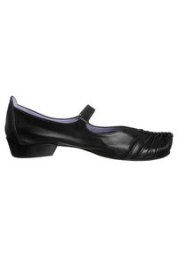 Ballerine in pelle nera con punta arrotondata, dettaglio plissettato sul davanti e tacco basso e largo. Presentano un cinturino sulla parte superiore del piede.