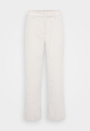 Pantalons en velours côtelé gris clair avec une coupe droite, dotés d'une taille, de passants de ceinture et de deux poches avant. Texture douce avec des ridules subtiles.