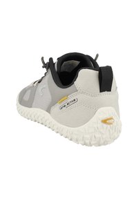 Grauer Sportschuh aus Mesh und Wildleder, mit einer strukturierten weißen Sohle, schwarzen Akzenten und einem gelben Logo an der Seite.
