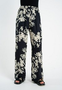 Czarne szerokie spodnie z kwiatowym wzorem w odcieniach beżu, wykonane z lekkiego materiału. Szczegółowy elastyczny pasek w talii oraz luźny krój.