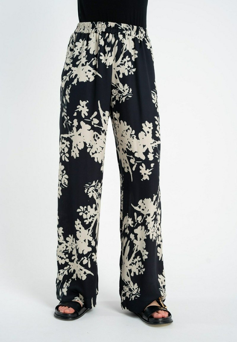 Czarne szerokie spodnie z kwiatowym wzorem w odcieniach beżu, wykonane z lekkiego materiału. Szczegółowy elastyczny pasek w talii oraz luźny krój.