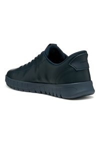 Sneaker in pelle blu scuro con punta arrotondata, superficie testurizzata e suola in gomma grigia ammortizzata. Presenta un logo discreto sul tallone.