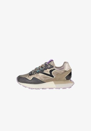 Sneaker da sport con una toma metallic beige, accenti texturizzati grigi, lacci decorati e una suola bianca gonfia con dettagli lavanda.