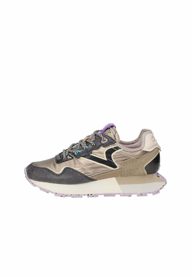 Sneaker da sport con una toma metallic beige, accenti texturizzati grigi, lacci decorati e una suola bianca gonfia con dettagli lavanda.