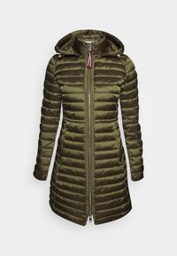 Parka verde imbottita con cappuccio, caratterizzata da cuciture verticali, una cerniera completa e dettagli a snap sulle spalle. Texture liscia e lucida.