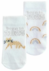 Chaussettes en coton blanc ornées d'un graphisme léopard sur une chaussette et de motifs arc-en-ciel sur l'autre, avec le texte « né en 2023 » en gris clair.