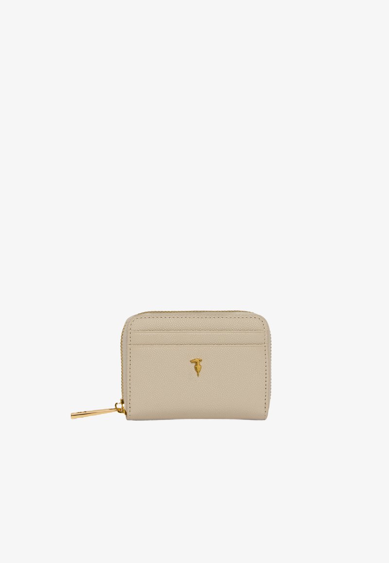 Monedero con cremallera beige de piel texturizada, con tirador de cremallera dorado y pequeño emblema dorado en forma de pájaro en el bolsillo frontal.
