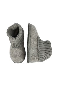 Grijze vilten slippers met een dikke gebreide boord, ronde neus en textuur bovenkant. De zool is plat en gemaakt van duurzaam materiaal.