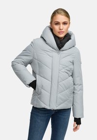 Veste rembourrée gris clair avec un col haut, présentant un motif matelassé diagonal et une fermeture à boutons à l'avant. Accents noirs aux poignets et au cou.
