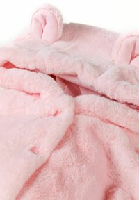 Rosa Kunstpelzjacke mit weicher Textur, Kapuze und Ohren. Verfügt über abgerundete Kanten, Knopfverschlüsse und ein gemütliches, plüschiges Innenfutter.