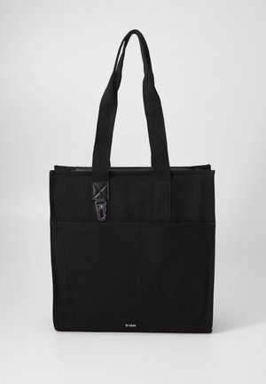 Borsa tote in tela nera con due manici lunghi, una tasca frontale e chiusura con zip. Presenta un piccolo logo nella parte inferiore. Forma rettangolare semplice.
