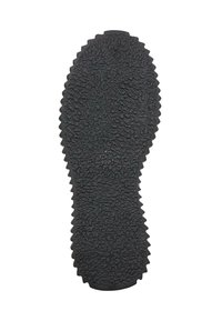 Suela de zapato de goma negra con una superficie texturizada y con patrón, que presenta un diseño acanalado prominente y marcas de tamaño.